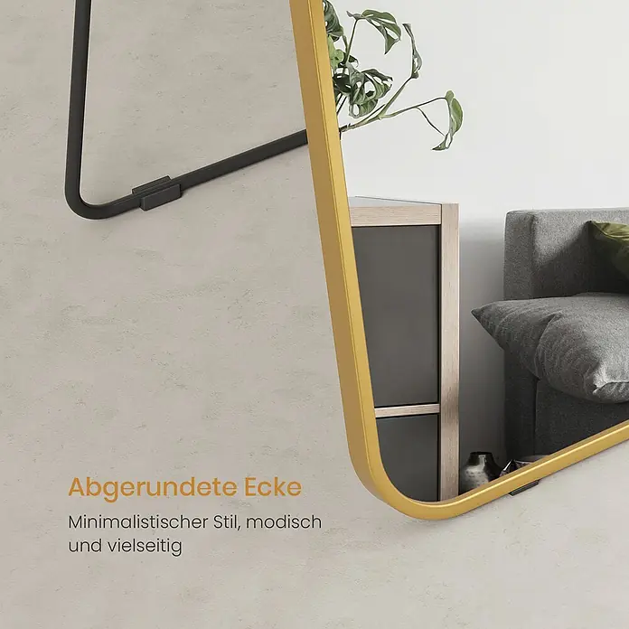 Emke Standspiegel FM07 - 60 x 160 cm, Glas - Großer minimalistischer Spiegel mit goldenem, abgerundetem Rahmen und schwarzem Ständer, an der Wand lehnend, reflektiert Möbel.