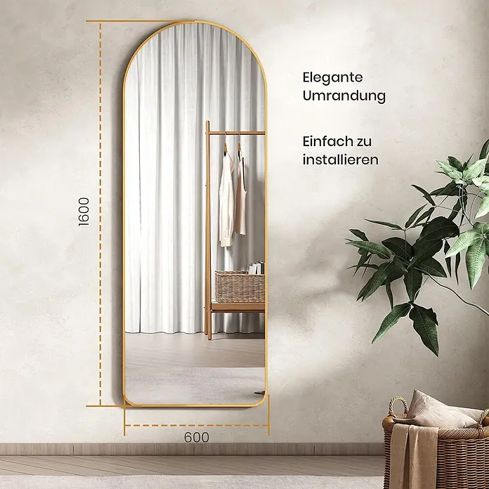 Emke Standspiegel FM07 - 60 x 160 cm, Glas - Goldgerahmter Bogen-Ganzkörperspiegel, 1600x600mm, in einem Raum stehend.