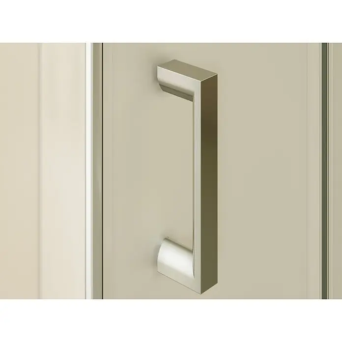 i-flair Eckdusche DK77FR80x90 - Beschichtet, Silber, Stärke: 6 mm - Vertikaler Türgriff aus poliertem Chrom an einer hellen Platte.