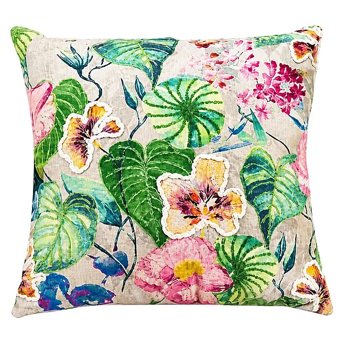 Kissen Monstera - Bunt, 45 x 45 cm - Quadratisches Zierkissen mit lebhaftem tropischem Blumen- und Blättermuster auf hellem Stoff, mit Stickereien.