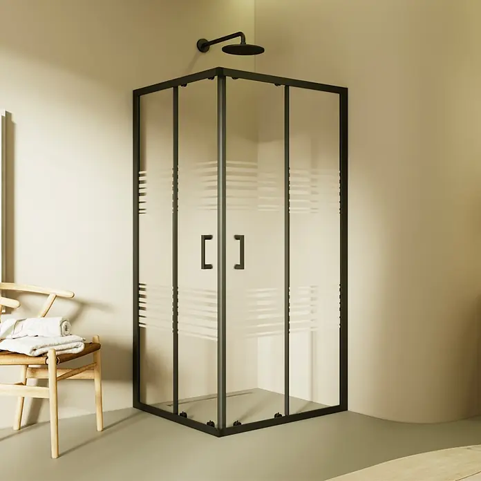 i-flair Eckdusche DK79MF90x90 - Beschichtet, Schwarz, Stärke: 6 mm - Schwarze Eckduschkabine mit mattierten Glaspaneelen mit horizontalen Streifen in einem modernen Badezimmer.
