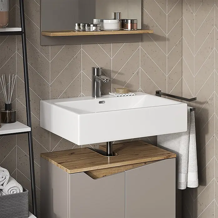 Vicco Badmöbel-Set Marelle Greige 2 Teile - Gesamtbreite Badmöbel: 60 cm, Greige, Matt - Rechteckiges weißes Waschbecken mit Chromarmatur, integriert in grauen Waschtischunterschrank mit Holzoptik-Platte. Ein Handtuch hängt daneben.