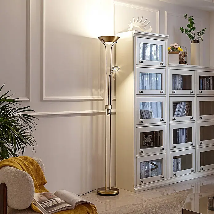 Lindby LED-Deckenfluter Josefin - Höhe: 180 cm, bronze / altmessing, bronze / altmessing, Warmweiß - Messingfarbene Stehleuchte mit Deckenfluter und verstellbarer Leselampe, die eine gemütliche Leseecke beleuchtet.