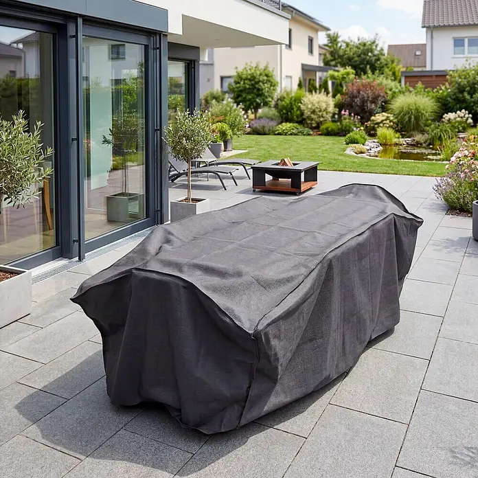 SENSUM Sitzgruppen-Schutzhülle - L x B x H: 380 x 140 x 85 cm, Polyester, 140 g/m² - Dunkelgraue Stoffabdeckung schützt einen rechteckigen Gartentisch auf einer Terrasse.