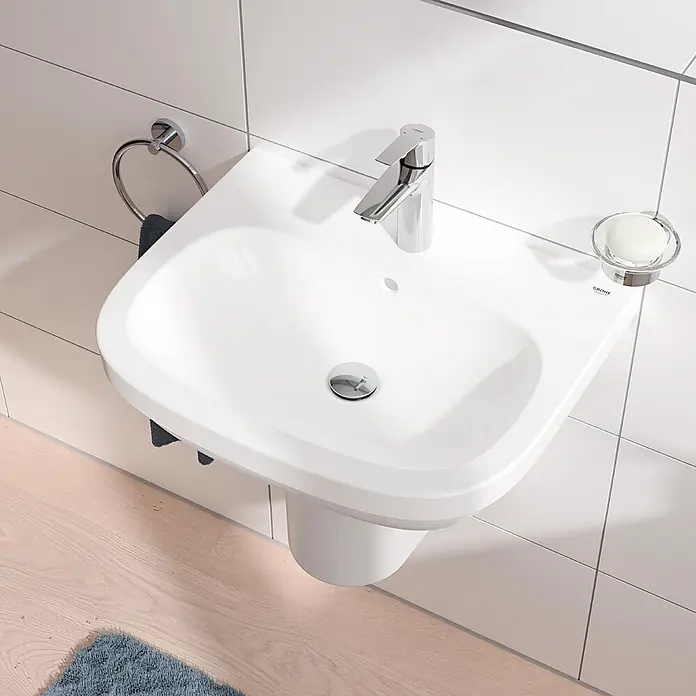Grohe Start Waschtischarmatur M-Size - Chrom, Glänzend - Weißes wandhängendes Waschbecken mit Chromarmatur, Seifenschale und Handtuchring im Badezimmer.
