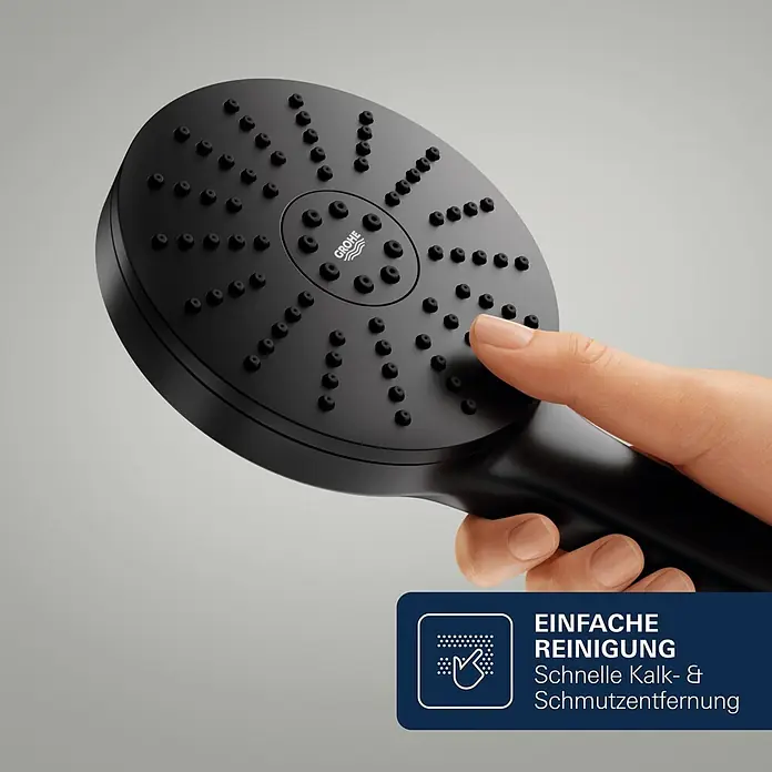 Grohe Vitalio Joy Handbrause 120 - Anzahl Funktionen: 3 Stk., Durchmesser: 120 mm, Mattschwarz - Eine Hand hält eine mattschwarze Brause und demonstriert die leicht zu reinigenden Silikondüsen durch sanftes Drücken.
