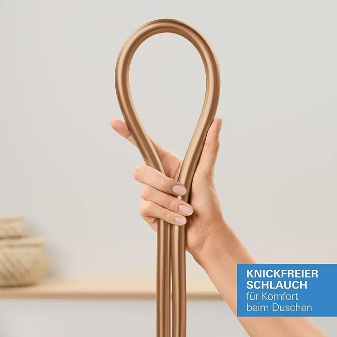 Grohe Brauseschlauch Silverflex - Länge: 125 cm, ½″, Kunststoff, Warm Sunset - Eine Hand biegt einen flexiblen, bronzefarbenen Duschschlauch zu einer Schlaufe und betont so das knickfreie Design für Duschkomfort.
