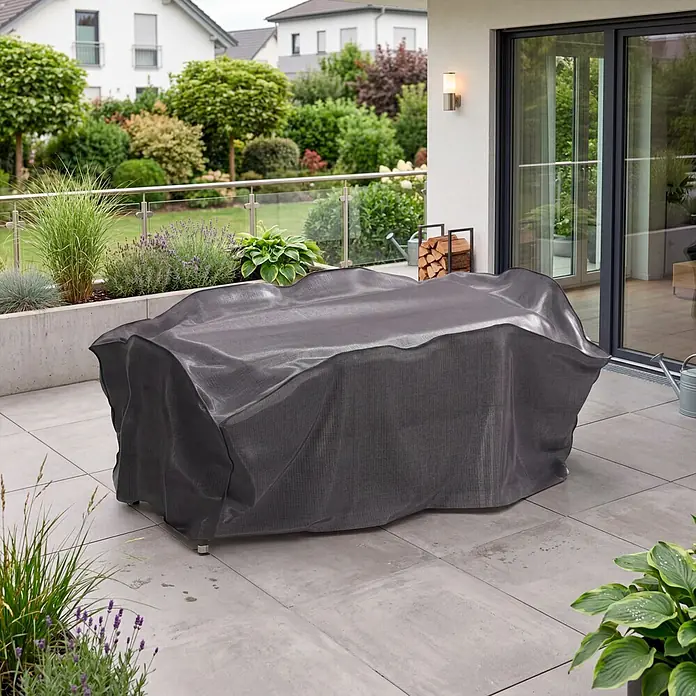 SENSUM Sitzgruppen-Schutzhülle - L x B x H: 250 x 140 x 85 cm, Polyester, 140 g/m² - Dunkelgraue Möbelabdeckung aus Stoff schützt Gartentisch und Stühle auf einer Terrasse.