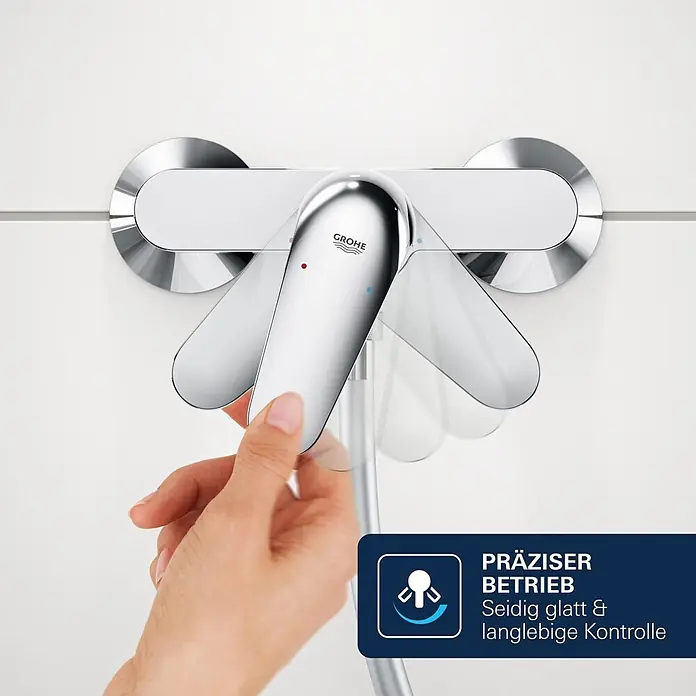 Grohe Dice Badewannenarmatur - Ausladung Armatur: 167 mm, Chrom, Glänzend - Eine Hand bedient einen verchromten Grohe Duschmischer für präzise, seidenweiche und langlebige Steuerung.