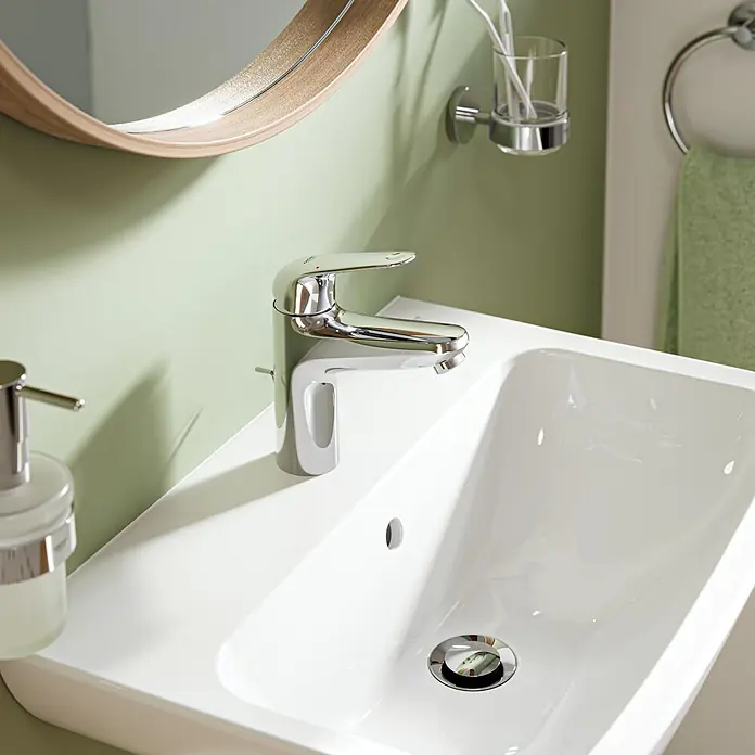 Grohe Swift Waschtischarmatur M-Size - Ausladung Armatur: 116 mm, Chrom, Glänzend - Eleganter Chrom-Badarmatur und ein weißes Keramikwaschbecken mit Überlaufloch.