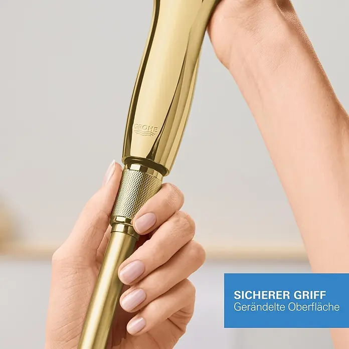Grohe Brauseschlauch Silverflex - Länge: 125 cm, ½″, Kunststoff, Cool Sunrise - Hand hält goldenen Duschgriff mit gerändelter Oberfläche für sicheren Halt.