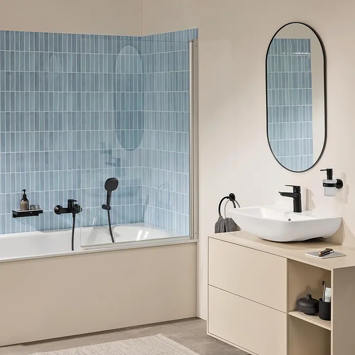 Grohe Start Loop Waschtischarmatur M-Size - Höhe: 164 mm, Schwarz, Matt - Modernes Badezimmer mit Badewanne, blauen Metro-Fliesen und Waschtisch. Schwarze Armaturen und weißes Waschbecken.