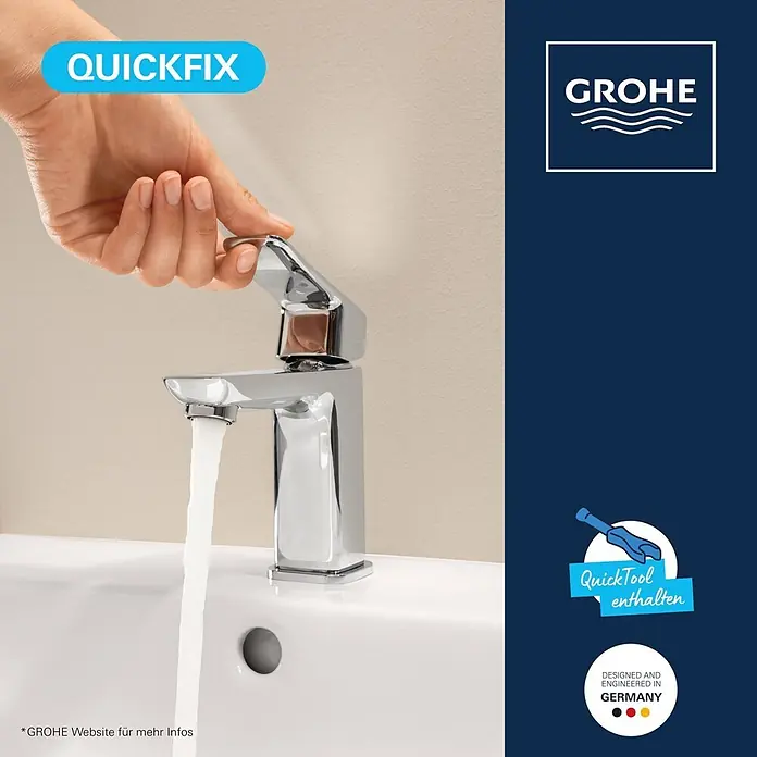Grohe Dice Waschtischarmatur S-Size - Höhe: 152 mm, Chrom, Glänzend - Verchromte Armatur mit fließendem Wasser in einem weißen Waschbecken, von einer Hand bedient.