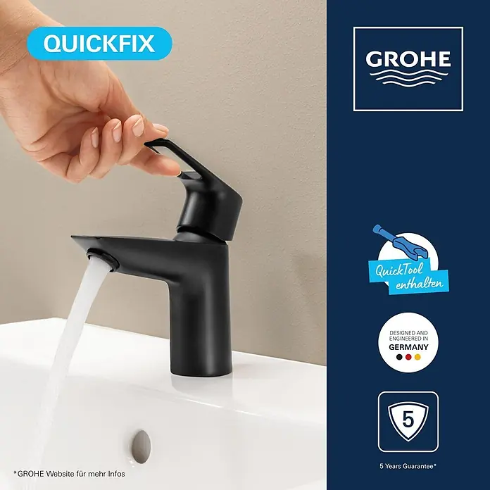 Grohe Start Loop Waschtischarmatur S-Size - Höhe: 147 mm, Schwarz, Matt - Ein mattschwarzer GROHE Einhebel-Waschtischmischer mit fließendem Wasser im weißen Waschbecken, von einer Hand bedient.