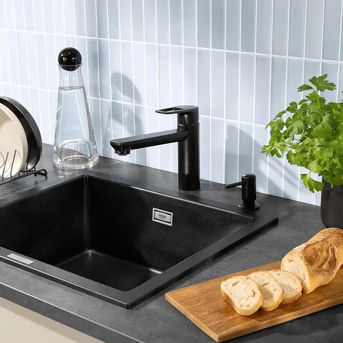 Grohe Start Loop Spültischarmatur - Ausladung Armatur: 222 mm, Schwarz, Matt - Schwarze GROHE Küchenspüle, passende Armatur und Seifenspender in einer modernen Küche.