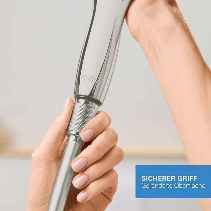 Grohe Brauseschlauch Silverflex - Länge: 125 cm, ½″, Kunststoff, Supersteel - Hand hält eine silberne Grohe Brause mit gerändelter Oberfläche für sicheren Halt.