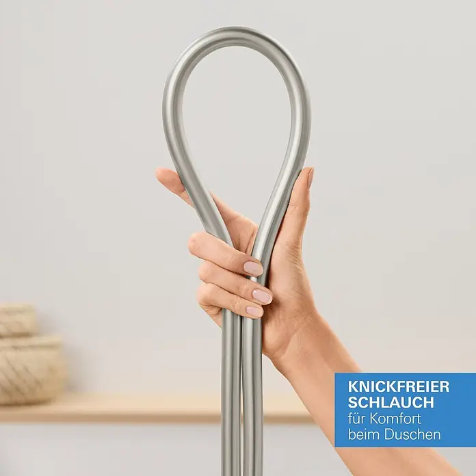 Grohe Brauseschlauch Silverflex - Länge: 125 cm, ½″, Kunststoff, Supersteel - Flexibler, metallischer Duschschlauch, von einer Hand gehalten, zeigt sein knickfreies Design für Duschkomfort.