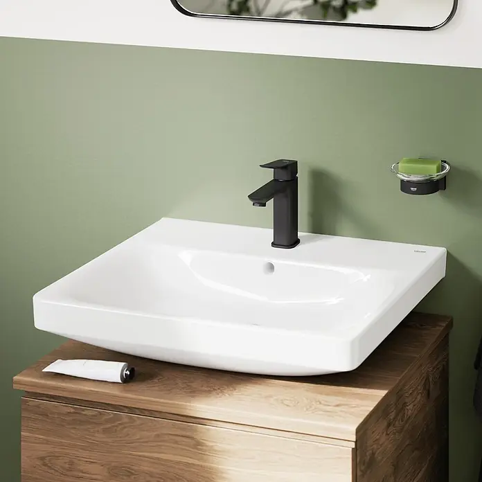 Grohe Dice Waschtischarmatur M-Size - Höhe: 172 mm, Schwarz, Matt - Weißes Keramikwaschbecken mit matt-schwarzer Armatur, in einen Holzwaschtisch integriert.