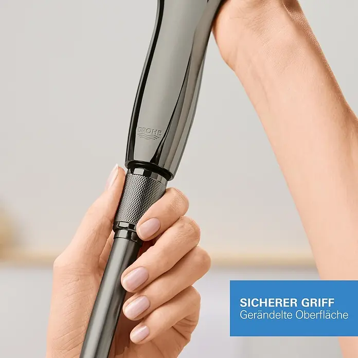 Grohe Brauseschlauch Silverflex - Länge: 125 cm, ½″, Kunststoff, Hard Graphite - Hand hält eine dunkelgraue Grohe Brause mit gerändelter Oberfläche für sicheren Halt.