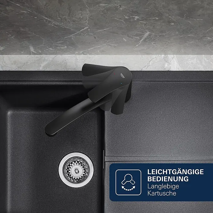 Grohe Start Loop Spültischarmatur - Ausladung Armatur: 222 mm, Schwarz, Matt - Grohe schwarze Küchenarmatur in Bewegung, zeigt leichtgängige Bedienung und langlebige Kartusche über einem dunklen Spülbecken.