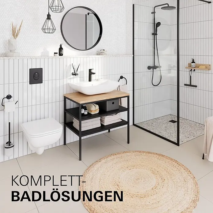 Grohe Start Loop Waschtischarmatur M-Size - Höhe: 164 mm, Schwarz, Matt - Modernes Bad mit begehbarer Dusche, Wand-WC, Waschtisch und schwarzen Armaturen. Weiße Fliesen, dazu ein runder Jute-Teppich.