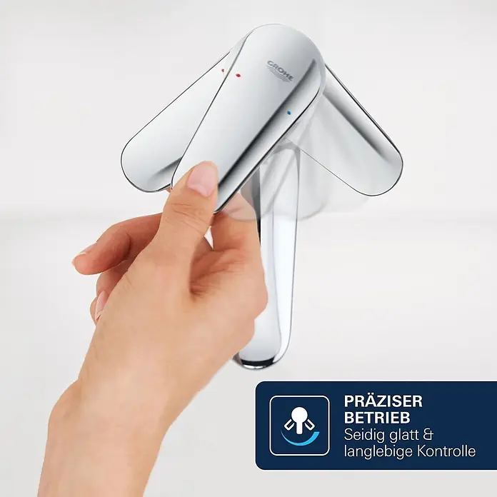 Grohe Dice Waschtischarmatur M-Size - Höhe: 172 mm, Chrom, Glänzend - Hand bedient einen glänzenden GROHE Chrom-Wasserhahnhebel, der präzise und leichtgängige Kontrolle zeigt.