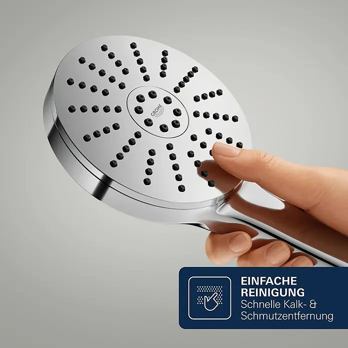 Grohe Vitalio Joy Handbrause 120 - Anzahl Funktionen: 3 Stk., Durchmesser: 120 mm, Chrom - Verchromter Duschkopf mit schwarzen Düsen, von einer Hand gehalten, demonstriert leichte Reinigung und Kalkentfernung.