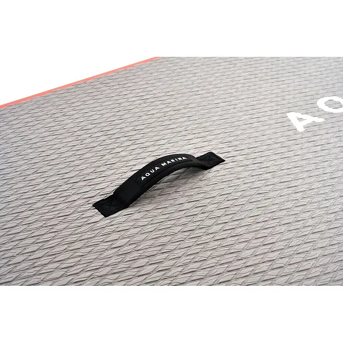 Aqua Marina SUP-Board-Set Atlas - L x B x H: 366 x 86 x 15 cm, Tragkraft: 180 kg, Orange - Nahaufnahme eines grauen, texturierten SUP-Decks mit schwarzem 'AQUA MARINA' Tragegriff.