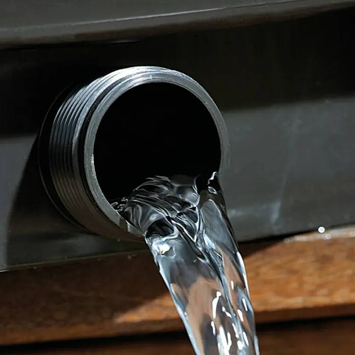 Oase BioSmart Durchlauffilter Set 14000 - 70 W, Teichgröße: 14 m³ - Detailaufnahme eines Wasserablaufs mit fließendem Wasser. Ideal für Sanitär- und Entwässerungsprojekte.