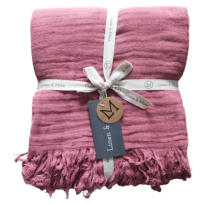 Decke Nova - Rosa, 200 x 140 cm, 100 % Baumwolle - Gefaltetes rosa Leinentuch mit Fransen, mit Markenband und Etikett verpackt.