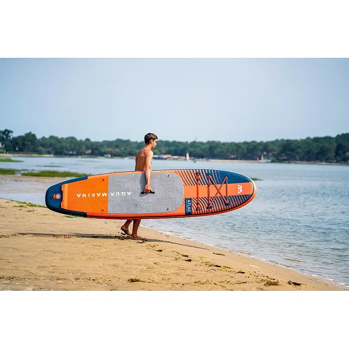 Aqua Marina SUP-Board-Set Atlas - L x B x H: 366 x 86 x 15 cm, Tragkraft: 180 kg, Orange - Mann trägt ein orange-blaues Aqua Marina Atlas Stand-Up-Paddleboard am Sandstrand.