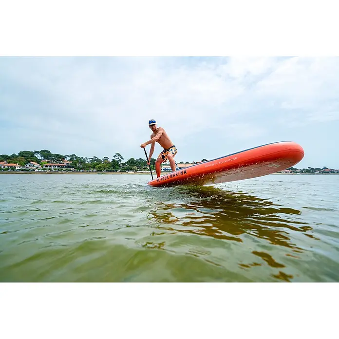 Aqua Marina SUP-Board-Set Atlas - L x B x H: 366 x 86 x 15 cm, Tragkraft: 180 kg, Orange - Mann paddelt auf einem orangefarbenen Aqua Marina Stand-Up-Paddleboard im Wasser.