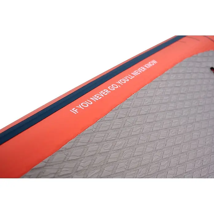 Aqua Marina SUP-Board-Set Atlas - L x B x H: 366 x 86 x 15 cm, Tragkraft: 180 kg, Orange - Nahaufnahme einer orangen Paddleboard-Seite mit dunkelblauem Rand, grauem Deckpad und weißem Text "IF YOU NEVER GO, YOU'LL NEVER KNOW".