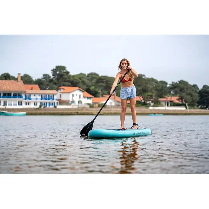 Aqua Marina SUP-Board Vapor - L x B x H: 315 x 79 x 15 cm, Nutzlast: 140 kg, Aufblasbar - Frau paddelt auf einem hellblauen Aqua Marina Stand-Up-Paddleboard.