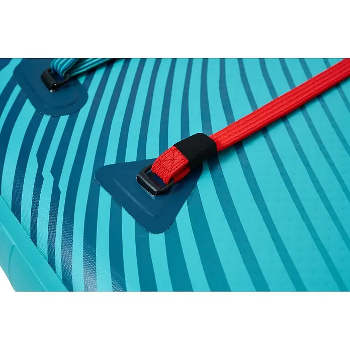 Aqua Marina SUP-Board Vapor - L x B x H: 315 x 79 x 15 cm, Nutzlast: 140 kg, Aufblasbar - Nahaufnahme eines aufblasbaren Boards mit blau-türkisen Streifen, roter Gummikordel an einem dunkelblauen D-Ring und einem weiteren D-Ring mit gestreiftem Gurt.