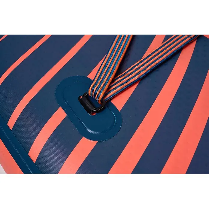 Aqua Marina SUP-Board-Set Atlas - L x B x H: 366 x 86 x 15 cm, Tragkraft: 180 kg, Orange - Nahaufnahme eines blauen aufblasbaren Boards mit orangefarbenen Streifen, einem schwarzen D-Ring und einer blau-orange gestreiften Bungee-Kordel.
