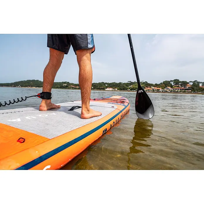 Aqua Marina SUP-Board-Set Atlas - L x B x H: 366 x 86 x 15 cm, Tragkraft: 180 kg, Orange - Person auf orange-grauem Paddleboard mit schwarzem Paddel im Wasser. Fußleine befestigt.