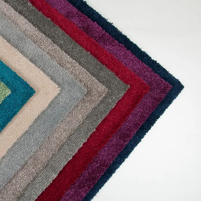 Bricoflor Teppichfliese Velours Hochflor, Rot, 50 - Breite: 50 cm, Velours, 100 % Polypropylen (PP), Rot - Geschichtete farbige Teppichmuster, die einen texturierten Shaggy-Flor zeigen.