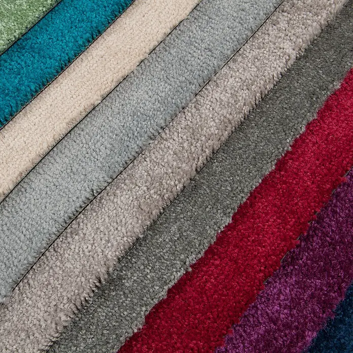 Bricoflor Teppichfliese Velours Hochflor, Hell-Grau, 50 - Breite: 50 cm, Velours, 100 % Polypropylen (PP), Hell-Grau - Verschiedene farbige Teppichmuster mit unterschiedlichen Texturen, diagonal angeordnet.