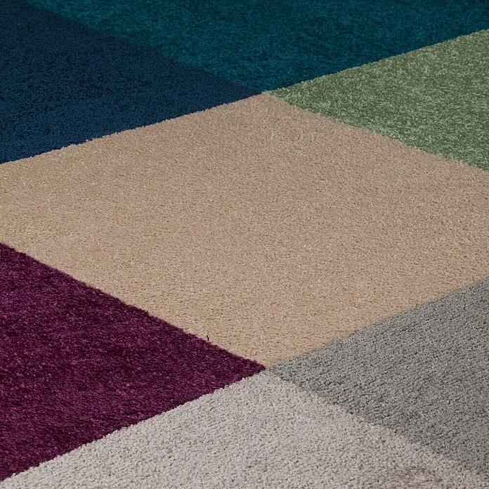 Bricoflor Teppichfliese Velours Hochflor, Lila Pink, 50 - Breite: 50 cm, Velours, 100 % Polypropylen (PP), Lila Pink - Mehrfarbiger geometrischer Teppich mit weicher, zotteliger Textur in Petrol, Blau, Beige, Grün, Lila und Grau.