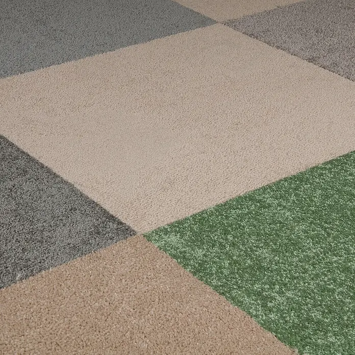 Bricoflor Teppichfliese Velours Hochflor, Dunkel-Grau, 50 - Breite: 50 cm, Velours, 100 % Polypropylen (PP), Dunkel-Grau - Nahaufnahme eines geometrischen Teppichs mit beigefarbenen, grauen und grünen Abschnitten.