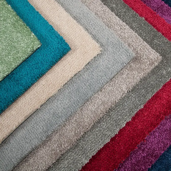Bricoflor Teppichfliese Velours Hochflor, Hell-Grau, 50 - Breite: 50 cm, Velours, 100 % Polypropylen (PP), Hell-Grau - Nahaufnahme von mehreren strukturierten Teppichmustern in diagonaler Anordnung, die verschiedene Farben wie Grün, Blau, Beige, Grau, Rot und Lila zeigen.