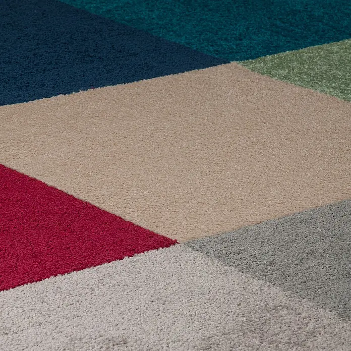 Bricoflor Teppichfliese Velours Hochflor, Hell-Grau, 50 - Breite: 50 cm, Velours, 100 % Polypropylen (PP), Hell-Grau - Mehrfarbiger, geometrischer Teppich mit beigen, roten, blauen, grünen und grauen Abschnitten.
