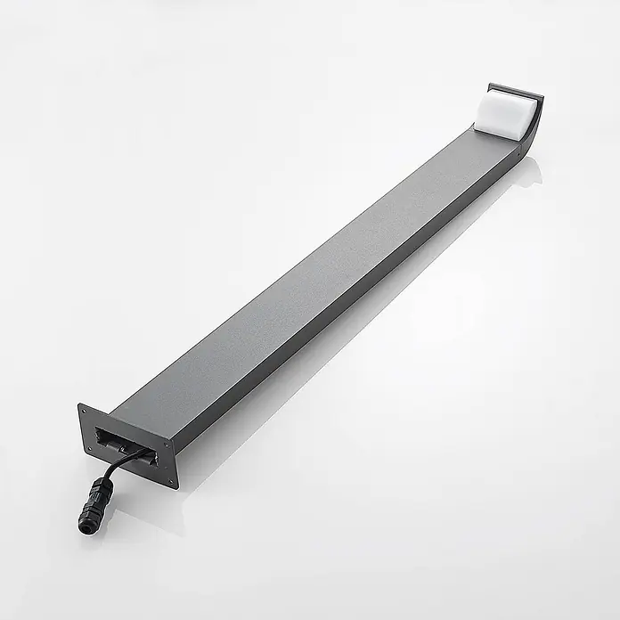 Lucande Außenlaterne Tinna -  - Ein dunkelgrauer, rechteckiger Außenpoller mit weißem Diffusor an einem Ende und schwarzem Anschlusskabel an der Basis.