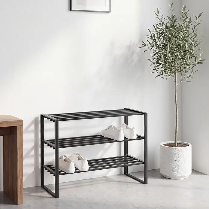 Spinder Design Schuhregal Axel SR 2 - L x B x H: 29,5 x 70 x 48,7 cm, Schwarz - Ein schwarzes Schuhregal aus Metall mit drei Ebenen, auf dem zwei Paar weiße Sneaker stehen.