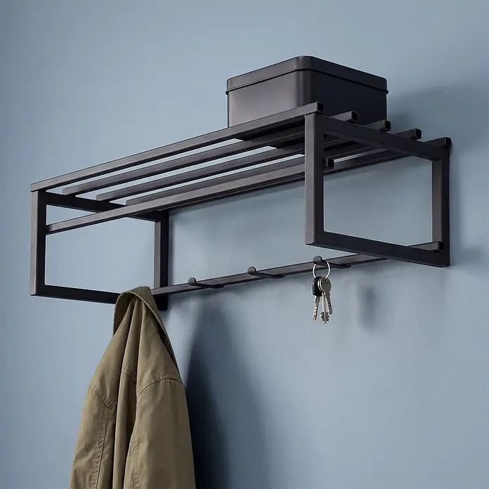 Spinder Design Garderobenleiste Axel 2 - L x B x H: 29,5 x 70 x 19,5 cm, Anzahl Haken: 5 Stk., Schwarz - Wandmontierte dunkle Metallgarderobe mit Ablage, Jacke, Schlüsseln und Box an blaugrauer Wand.