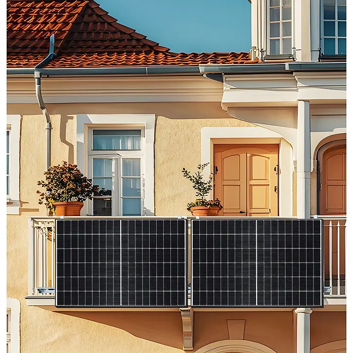 Yard Force Solarmodul-Set LX SP415D - 0% MwSt. gem. § 12 Abs. 3 UStG - Nennleistung: 415 W, L x B x H: 3 x 172,2 x 113,4 cm, 2 Stk. - Zwei schwarze Solarmodule an einem Balkongeländer eines Gebäudes montiert.