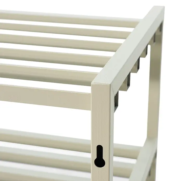 Spinder Design Schuhregal Axel SR 2 - L x B x H: 29,5 x 70 x 48,7 cm, Weiß - Hellbeiges Metallregal mit Lamellen und Schlüsselloch-Aufhängung zur Wandmontage.