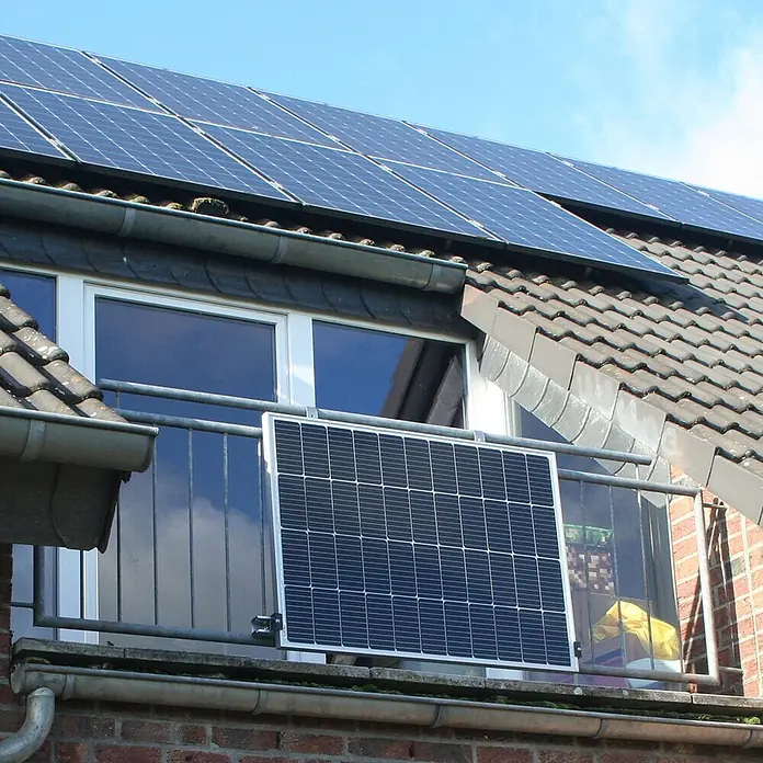 Yard Force Solarmodul-Set LX SP170S-EU - 0% MwSt. gem. § 12 Abs. 3 UStG - Nennleistung: 170 W, L x B x H: 3,5 x 107 x 77,5 cm, 1 Stk. - Kleines Solarpanel mit dunklen Zellen und silbernem Rahmen, an einem Balkongeländer montiert.