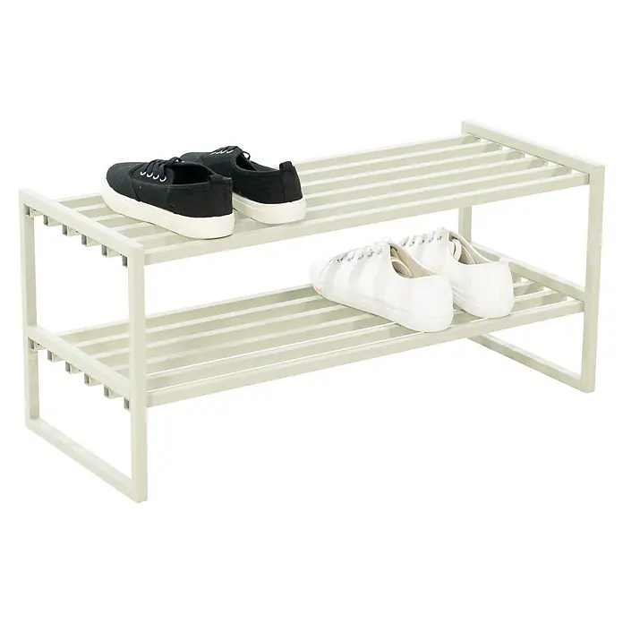 Spinder Design Schuhregal Axel - L x B x H: 29,5 x 70 x 31,5 cm, Weiß - Ein helles, zweistöckiges Schuhregal mit Lattenrosten, darauf ein Paar schwarze und ein Paar weiße Leinenschuhe.